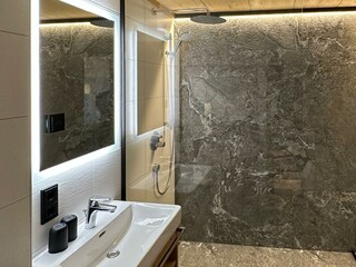 großes Bad mit Regendusche