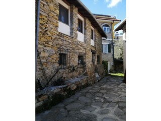 Das kleine Haus besteht aus typisch lokalem Stein