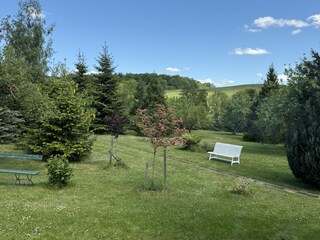 Blick aus dem Küchenfenster im Frühjahr