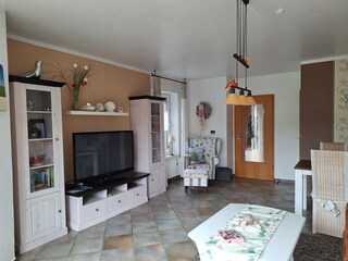 schönes Wohnzimmer mit TV