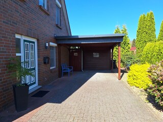 Hauseingang und Carport