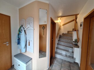 Flur mit Garderobe und Treppe
