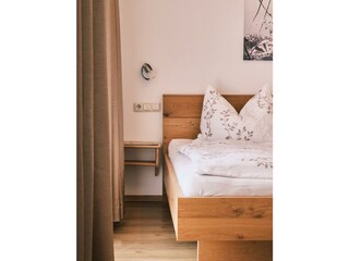 Gemütliches Doppelbett aus Holz