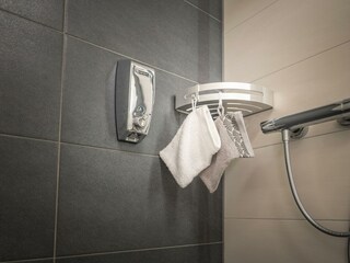 Dusche Zimmer 102