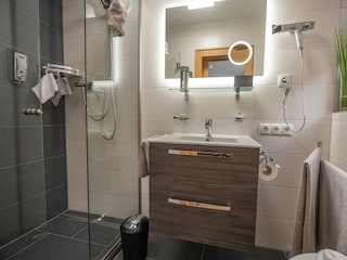 Dusche Zimmer 103