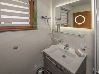 Dusche Zimmer 104