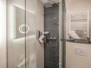 Dusche Zimmer 104
