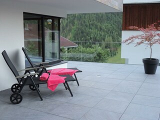 Terrasse mit Sonnenliegen