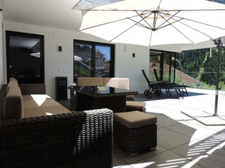 Terrasse mit Pendelschirm