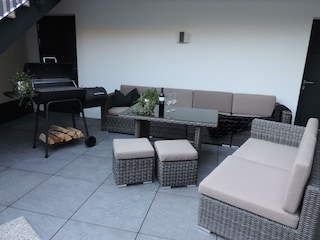 Terrasse mit Loungegarnitur + Smokergrill