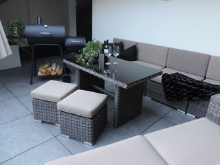 Terrasse mit Loungegarnitur + Smokergrill