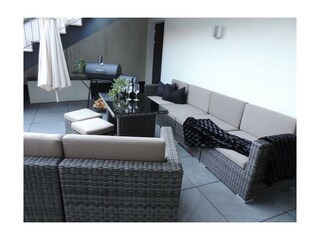 Terrasse mit Loungegarnitur + Smokergrill