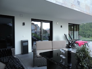 Terrasse mit Loungegarnitur + Sonnenliegen