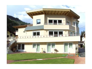 Haus sommer Gartenansicht