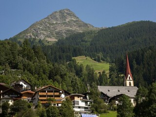 Hausansicht Sommer -  Kirche