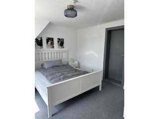 Schlafzimmer mit Tür zum Bad/WC