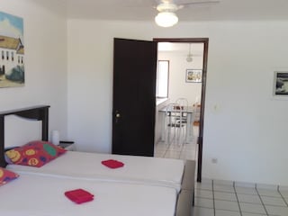 Das Schlafzimmer mit Wohnzimmer
