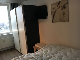 Schlafzimmer mit zusätzlichem Kleiderschrank & TV