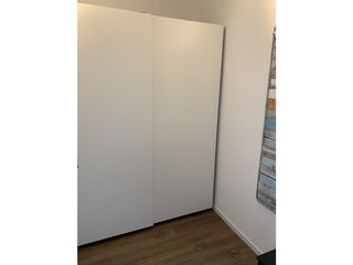 Garderobenzimmer mit Kleiderschrank