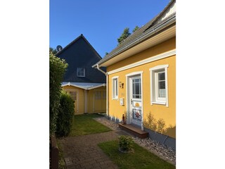Eingangs                   bereich und Gartenhaus