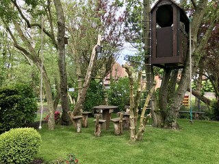 Grill-Ecke und Baumhaus