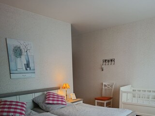Schlafzimmer mit Kinderbett