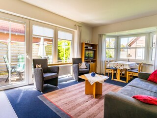 Wohnzimmer mit Erker und Gästebett