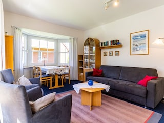 gemütliches Wohnzimmer mit Erker und Gästebett