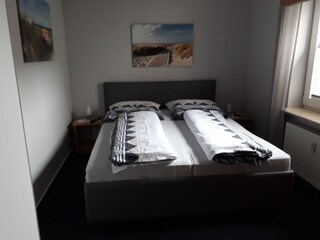 Neues Schlafzimmer, Doppelbett mit Bettkasten