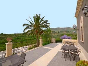 Villa Elegante villa histórica con piscina en una región rural cerca del Etna