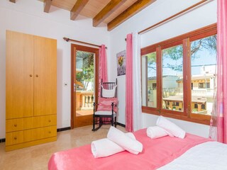 Holiday house S'Illot Features 18