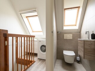 Waschmaschine und Toilette im Obergeschoss