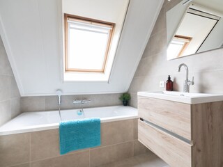 Badewanne mit Badmöbel