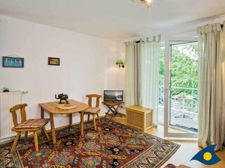 Essbereich mit Zugang zum Balkon