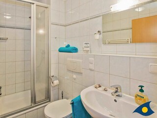 Badezimmer mit Dusche und WC