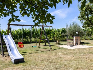 Spielplatz und Grill