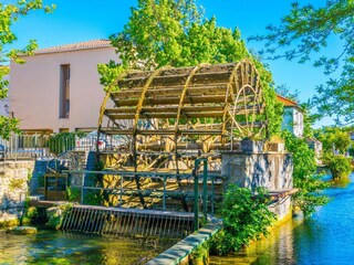 Apartment L'Isle-sur-la-Sorgue Environment 28