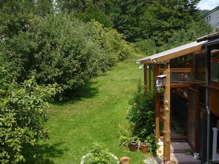 Blick vom Balkon in den Garten