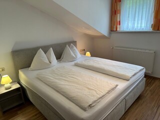 Schlafzimmer mit Boxspringbett