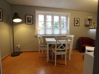 Vom Essplatz blicken Sie in den Garten.