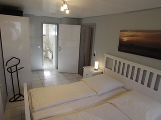Vom Schlafzimmer geht es ins Bad.