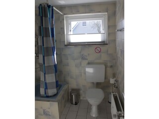 Toilette und Dusche.