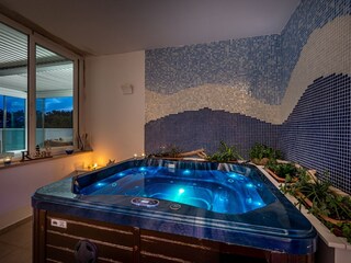Wellnessraum mit Jacuzzi