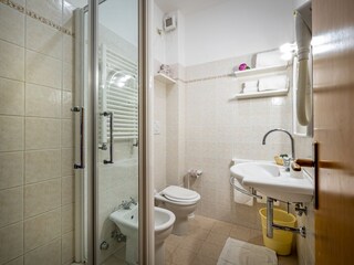Badezimmer mit Dusche