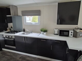 The fully equipped kitchen has everything you need.