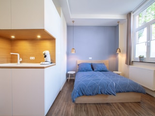 Kitchenette und Bett