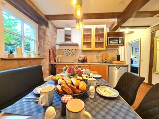 Küche mit genug Geschirr und Kochutensilien