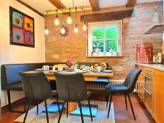 Große Ledereckbank mit ausziehbarem Tisch