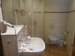 eines der 2 Badezimmer mit Fußbodenheizung