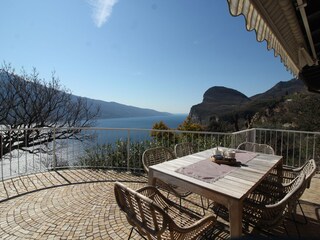 Gemuetlicher Sitzplatz mit Traumblick auf den See